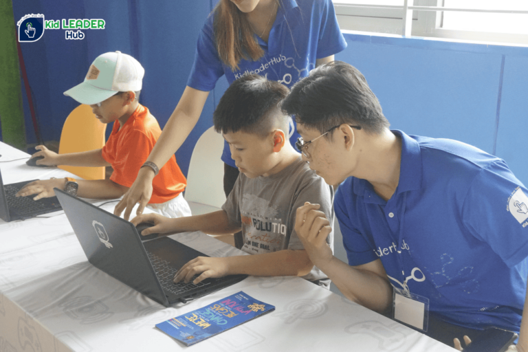 Học sinh trải nghiệm lập trình Minecraft tại sự kiện Kid Leader Hub trường VAS Nguyễn Thị Thập