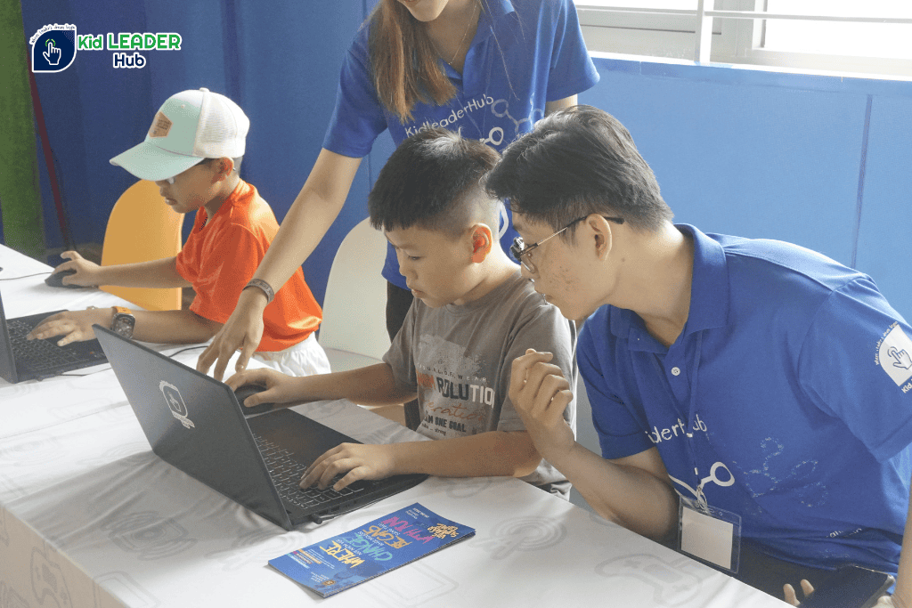 Học sinh trải nghiệm lập trình Minecraft tại sự kiện Kid Leader Hub trường VAS Nguyễn Thị Thập
