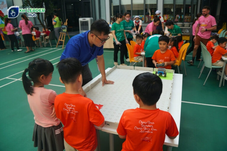 Kid Leader Hub tại buổi trải lập trình cho trẻ em tại sàn đấu Robotics đối kháng