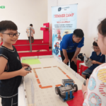 Bé điều khiển Robot VEX IQ trong phần thi đấu