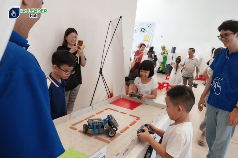 Hướng dẫn viên thân thiện của Kid Leader Hub đồng hành cùng bé trong từng thao tác thi đấu.