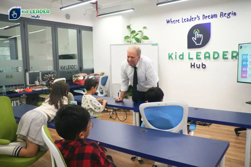 Các em được học public speaking trong môi trường cả giáo viên và các bạn học chung là người nước ngoài tại Summer Camp 2025 của Kid Leader Hub