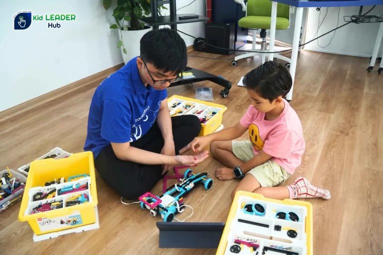 Học sinh tại Summer Camp 2025 của Kid Leader được thỏa sức sáng tạo trong bộ môn Robotics
