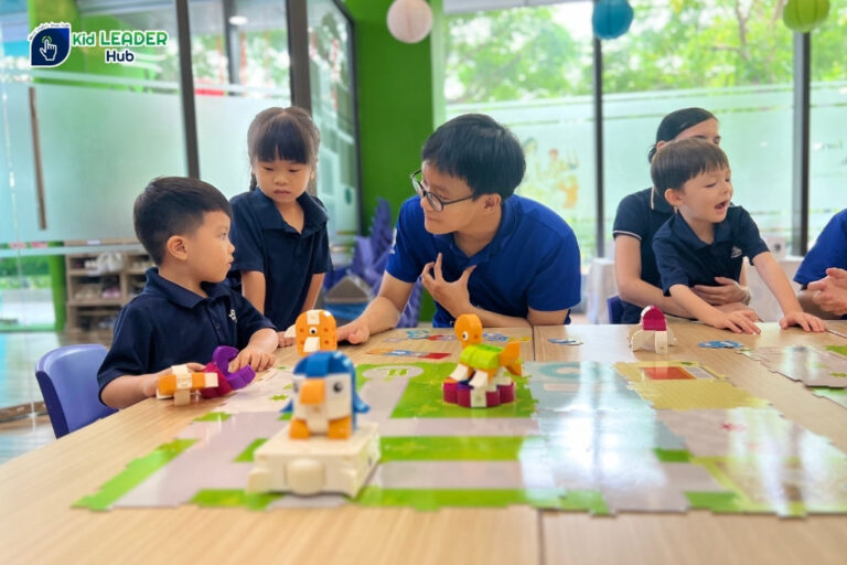 Các bé học sinh Mini Minds khám phá thế giới xung quanh và trải nghiệm công nghệ một cách tự nhiên tại khu vực Kid Frist của Kid Leader Hub